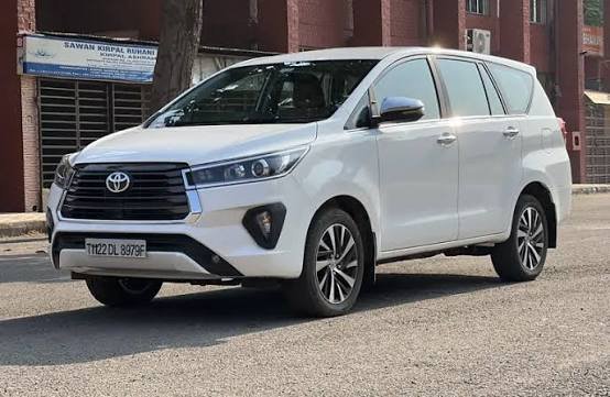 Chauffeur-driven car for hire in Mumbai